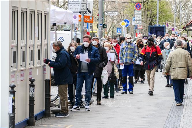 Trong ảnh: Người dân chờ xét nghiệm COVID-19 tại Berlin, Đức ngày 12/4/2021. Ảnh: THX/TTXVN