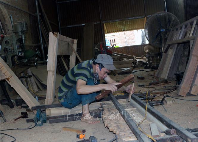 Trong ảnh: Xưởng mộc của gia đình Anh Nguyễn Như Lâm tại xã Nhật Tân (Kim Bảng, Hà Nam) được vay 40 triệu đồng từ nguồn Quỹ hỗ trợ nông dân để phát triển sản xuất. Ảnh: Đại Nghĩa - TTXVN