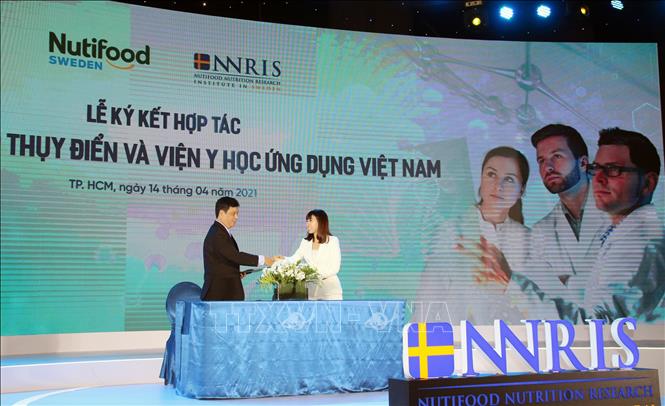 Trong ảnh: Đại diện NNRIS và Viện Y học ứng dụng Việt Nam ký kết hợp tác chiến lược. Ảnh: Mỹ Phương - TTXVN.