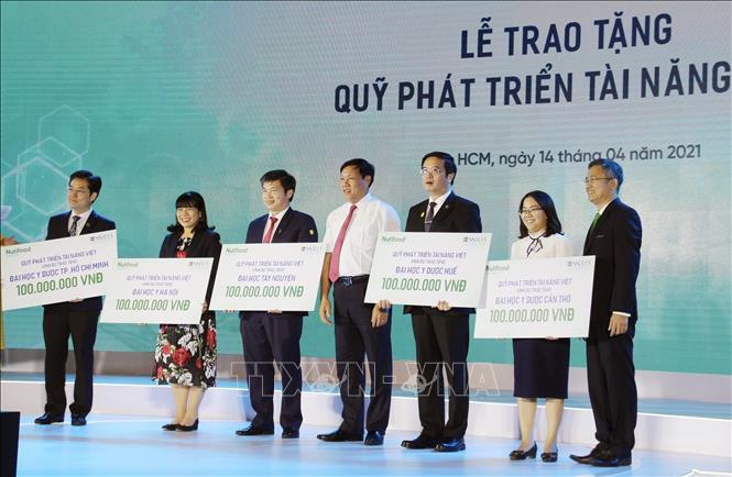 Trong ảnh: Đại diện Nutifood trao tặng Quỹ tài năng Việt cho các trường Đại học. Ảnh: Mỹ Phương - TTXVN.