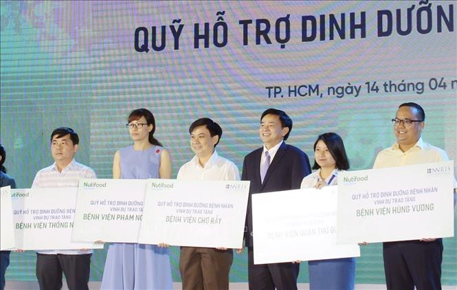 Trong ảnh: Đại diện Nutifood trao tặng Quỹ hỗ trợ dinh dưỡng bệnh nhân. Ảnh: Mỹ Phương - TTXVN.