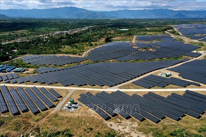 Đến nay, có khoảng 30 dự án điện mặt trời đưa vào vận hành thương mại tại Ninh Thuận. Trong ảnh: Một nhà máy điện mặt trời ở huyện Ninh Sơn (Ninh Thuận) được đưa vào vận hành trong năm 2019. Ảnh: Ngọc Hà - TTXVN