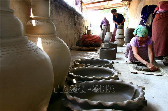 Làng gốm cổ Bàu Trúc (thị trấn Phước Dân, huyện Ninh Phước) được xem như một bảo tàng sống về nghề gốm truyền thống của người Chăm tỉnh Ninh Thuận với gần 8 thế kỷ hình thành và phát triển. Nghệ thuật làm gốm của người Chăm Bàu Trúc được công nhận Di sản văn hóa phi vật thể quốc gia (năm 2017) và cũng đã trình UNESCO công nhận là Di sản văn hóa phi vật thể đại diện của nhân loại cần phải bảo vệ khẩn cấp. Ảnh: Huy Hùng - TTXVN