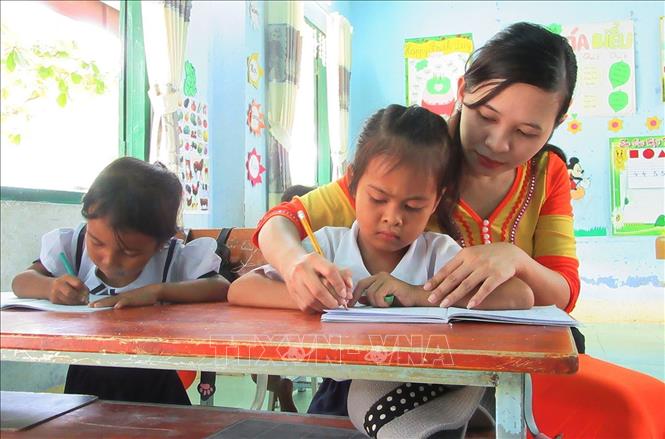 Chất lượng giáo dục vùng đồng bào dân tộc thiểu số, miền núi không ngừng được nâng lên. Đến nay, tất cả các xã miền núi đều có trường mầm non, tiểu học, THCS khang trang, cơ sở vật chất, trang thiết bị được đầu tư đáp ứng yêu cầu dạy và học. Trong ảnh: Cô giáo Chamaléa Thị Khuyên (dân tộc Raglai), trường Tiểu học Phước Thành A, xã Phước Thành, huyện Bác Ái, tỉnh Ninh Thuận luôn chăm lo giáo dục cho học sinh. Ảnh: Nguyễn Thành – TTXVN
