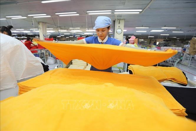 Thu ngân sách của Ninh Thuận tăng bình quân 12,8%/năm; Tổng vốn đầu tư toàn xã hội cả giai đoạn 2015-2020 đạt 78.015 tỷ đồng, tăng 2,35 lần so với giai đoạn trước. Trong ảnh: Dây chuyền sản xuất các sản phẩm dệt bông xuất khẩu tại Công ty Cổ phần Dệt may Quảng Phú, huyện Ninh Sơn. Ảnh: Danh Lam – TTXVN