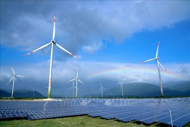 Năm 2019, thu ngân sách của Ninh Thuận từ hoạt động đầu tư, xây dựng sản xuất của dự án năng lượng đạt hơn 4.300 tỷ đồng, vượt trước một năm chỉ tiêu của Đại hội Đảng bộ tỉnh đặt ra là 3.000 tỷ vào năm 2020. Trong ảnh: Dự án điện gió và điện mặt trời tại các xã Lợi Hải và Bắc Phong, huyện Thuận Bắc được triển khai nhanh nhờ sự hỗ trợ lớn của tỉnh Ninh Thuận. Ảnh: Minh Hưng-TTXVN