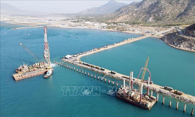 Sự đầu tư đúng hướng, khai thác hết lợi thế tiềm năng cùng sự hỗ trợ kịp thời của Chính phủ đã giúp kinh tế, xã hội của Ninh Thuận thực sự “cất cánh” trong những năm vừa qua. Trong ảnh: Dự án Cảng biển tổng hợp Cà Ná đang được thi công trên biển. Ảnh: Công Thử - TTXVN
