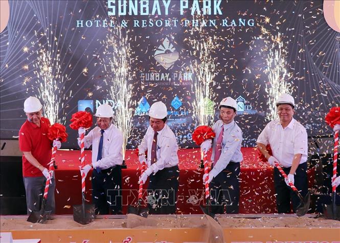 Theo định hướng chiến lược phát triển du lịch cao cấp, đưa Ninh Thuận trở thành trung tâm nghỉ dưỡng chất lượng cao với các trải nghiệm mới lạ, tập đoàn Crystal Bay và đối tác đã xây dựng tổ hợp giải trí nghỉ dưỡng biển SunBay Park Hotel & Resort Phan Rang mô hình ApartHotel chuẩn 5 sao quốc tế. Trong ảnh: Động thổ Dự án Tổ hợp nghỉ dưỡng SunBay Park Hotel & Resort Phan Rang tổng vốn đầu tư 4.500 tỷ đồng với khoảng 3.300 phòng khách sạn, dự kiến đưa vào khai thác trong tháng 6/2021. Ảnh: Công Thử - TTXVN