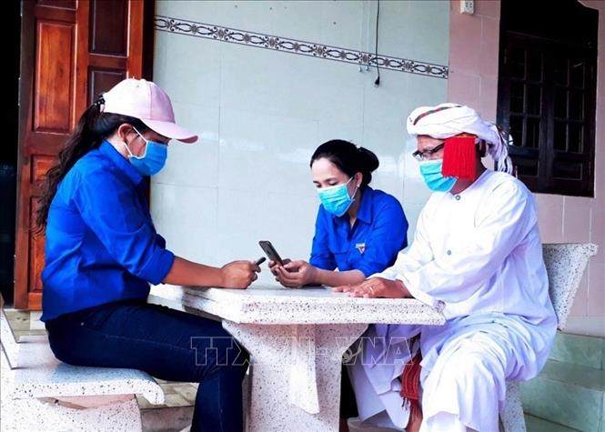 Phòng chống dịch COVID-19, lực lượng đoàn viên thanh niên Ninh Thuận có nhiều đóng góp tích cực trong việc tuyên truyền, hướng dẫn người dân tại địa phương thực hiện nghiêm việc khai báo y tế, hỗ trợ người dân cài đặt ứng dụng Bluezone trên điện thoại thông minh,... Ảnh: Công Thử - TTXVN