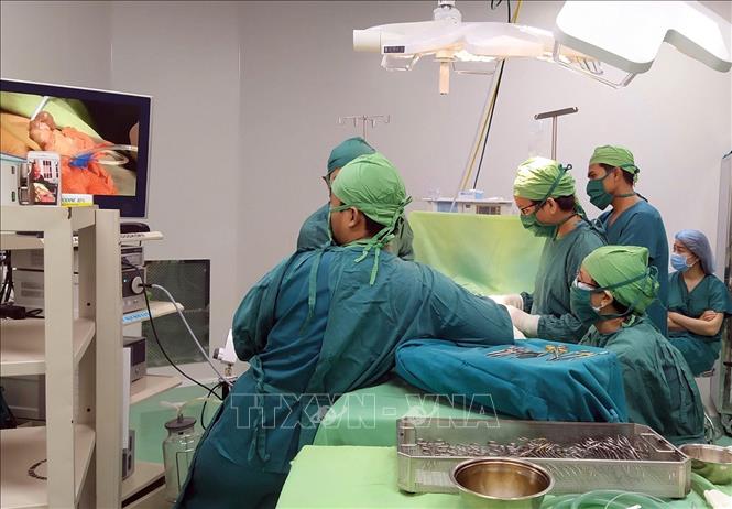 Ngành Y tế Ninh Thuận chú trọng phát triển nguồn nhân lực, có những đóng góp quan trọng trong việc chăm sóc và bảo vệ sức khỏe nhân dân nói chung. Trong ảnh: Thông qua Đề án 1816 và Đề án Bệnh viện vệ tinh, Bệnh viện Đa khoa tỉnh Ninh Thuận đã thực hiện được hàng trăm kỹ thuật điều trị của tuyến Trung ương và đã triển khai tim mạch can thiệp. Ảnh: Công Thử - TTXVN