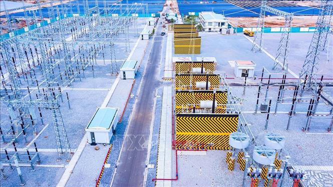 Những năm qua, Ninh Thuận đã thu hút được hơn 50.000 tỷ đồng vào lĩnh vực năng lượng tái tạo. Trong ảnh: Ngày 29/9/2020, Tập đoàn Trung Nam (Trungnam Group) hoàn tất đóng điện Trạm biến áp và đường dây 220/500kV kết hợp Nhà máy điện mặt trời Trung Nam Thuận Nam công suất 450 MW tại thôn Quán Thẻ, xã Phước Minh, huyện Thuận Nam. Ảnh: Công Thử - TTXVN