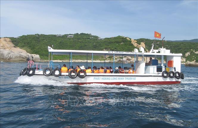 Theo định hướng chiến lược phát triển du lịch cao cấp, Ninh Thuận phát triển thành trung tâm nghỉ dưỡng chất lượng cao với các trải nghiệm mới lạ. Trong ảnh: Du khách trải nghiệm tàu đáy kính ngắm san hô và phong cảnh tại vịnh Vĩnh Hy. Ảnh: Nguyễn Thành – TTXVN