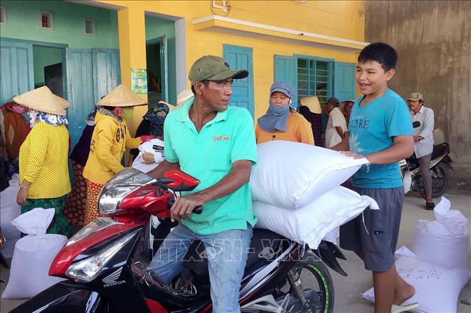 Cấp phát gạo cứu đói cho các hộ dân chịu tác động của hạn hán tại 5 huyện Ninh Sơn, Thuận Bắc, Thuận Nam, Bác Ái và Ninh Hải, năm 2018. Ảnh: Công Thử - TTXVN