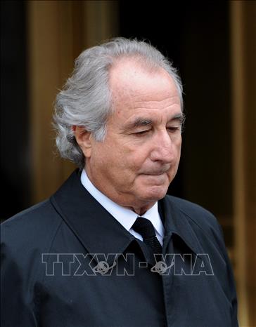 Trong ảnh (tư liệu): Ông Bernie Madoff sau phiên xét xử tại Tòa án Liên bang Mỹ ở New York, ngày 10/3/2009. Ảnh: AFP/TTXVN