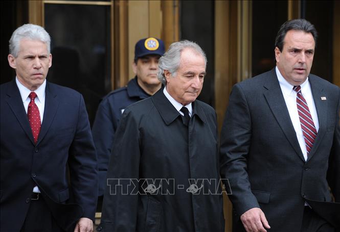 Trong ảnh (tư liệu): Ông Bernie Madoff (giữa) sau phiên xét xử tại Tòa án Liên bang Mỹ ở New York, ngày 10/3/2009. Ảnh: AFP/TTXVN