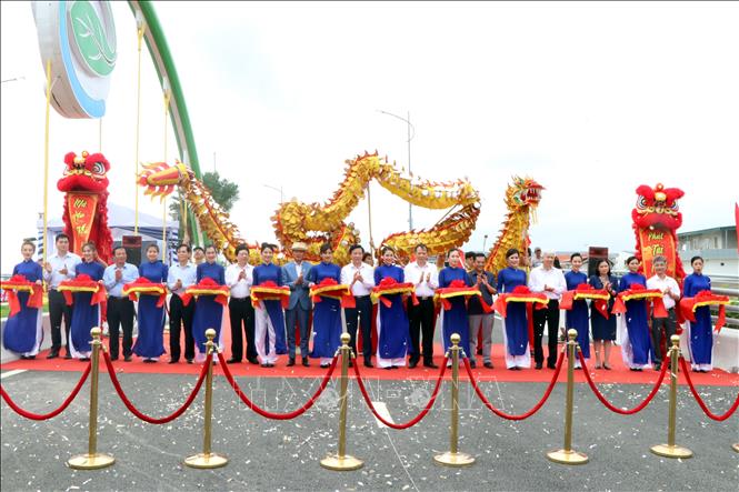 Trong ảnh: Lãnh đạo tỉnh Hải Dương cắt băng khánh thành cầu Hải Long. Ảnh: Mạnh Tú - TTXVN
