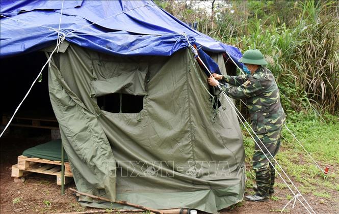 Trong ảnh: Cán bộ chiến sĩ Đồn Biên phòng Cửa khẩu Chi Ma chỉnh trang lều bạt tại các lán chốt chặn phòng chống người xuất nhập cảnh trái phép trên biên giới. Ảnh: Thái Thuần - TTXVN