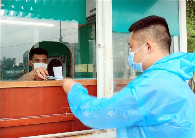 Trong ảnh: Cán bộ chiến sĩ Đồn Biên phòng Cửa khẩu Chi Ma làm thủ tục nhập cảnh cho lái xe chở hàng hóa. Ảnh: Thái Thuần - TTXVN