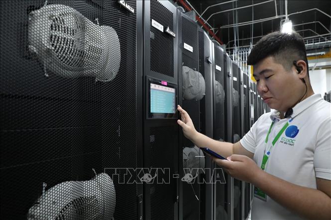 Trong ảnh: Phòng đặt hệ thống máy chủ tại Trung tâm dữ liệu Ecodc. Ảnh: Minh Quyết - TTXVN