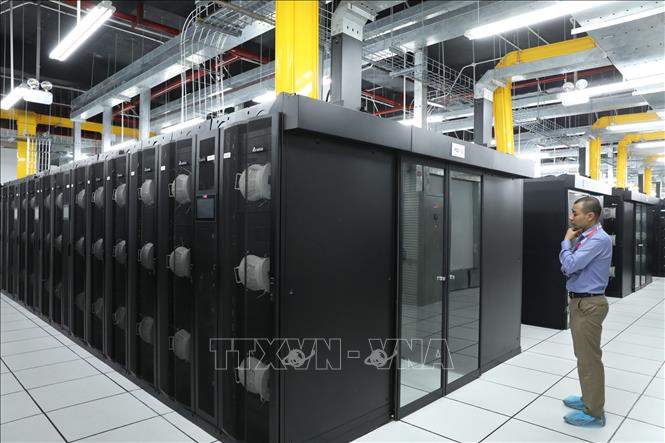 Trong ảnh: Phòng đặt hệ thống máy chủ tại Trung tâm dữ liệu Ecodc. Ảnh: Minh Quyết - TTXVN