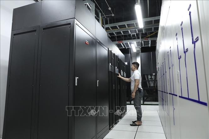 Trong ảnh: Phòng đặt hệ thống nguồn đảm bảo ổn định dữ liệu. Ảnh: Minh Quyết - TTXVN