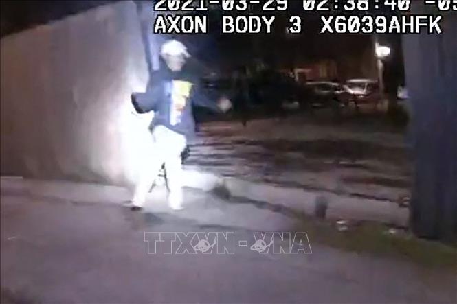 Trong ảnh (trích từ video do cảnh sát công bố ngày 15/4/2021): Thiếu niên 13 tuổi Adam Toledo trong quá trình bị cảnh sát Chicago, bang Illinois truy đuổi rạng sáng 29/3/2021. Ảnh: AFP/TTXVN