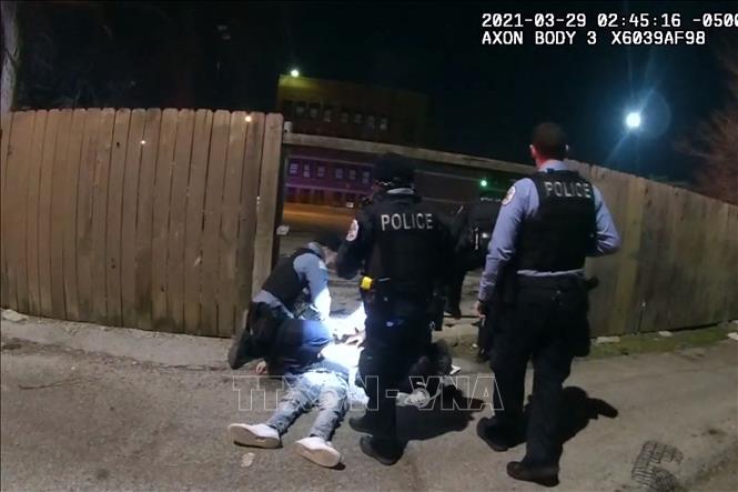 Trong ảnh (trích từ video do cảnh sát công bố ngày 15/4/2021): Cảnh sát Chicago, bang Illinois (Mỹ) điều tra bên thi thể thiếu niên 13 tuổi Adam Toledo, rạng sáng 29/3/2021. Ảnh: AFP/TTXVN