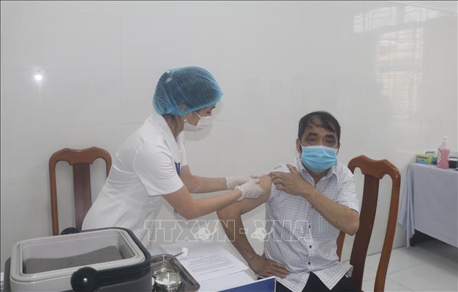 Trong ảnh: Tiêm vaccine phòng COVID-19 cho cán bộ Sở y tế tỉnh Cao Bằng. Ảnh: Chu Hiệu - TTXVN

