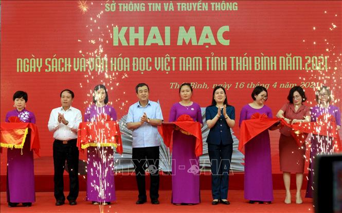 Trong ảnh: Cắt băng khai mạc Ngày sách và văn hóa đọc Việt Nam tỉnh Thái Bình năm 2021. Ảnh: Thế Duyệt – TTXVN 