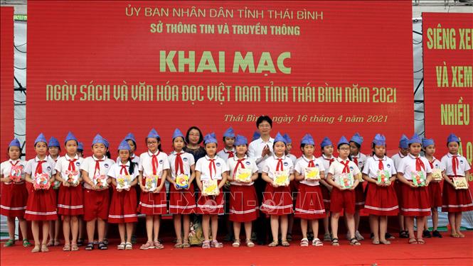 Trong ảnh: Lãnh đạo Thư viện tỉnh Thái Bình tặng sách cho 30 học sinh trường Tiểu học Lê Hồng Phong, thành phố Thái Bình. Ảnh: Thế Duyệt – TTXVN 