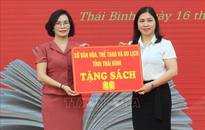 Trong ảnh: Lãnh đạo Sở Văn hóa Thể thao và Du lịch tỉnh Thái Bình (bên trái) trao tặng sách cho trường Tiểu học Lê Hồng Phong, thành phố Thái Bình. Ảnh: Thế Duyệt – TTXVN 