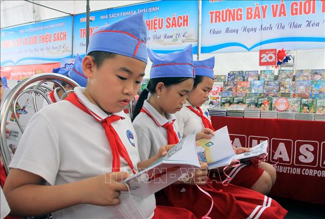 Trong ảnh: Các em học sinh trường Tiểu học Lê Hồng Phong đọc sách tại thư viện. Ảnh: Thế Duyệt - TTXVN

