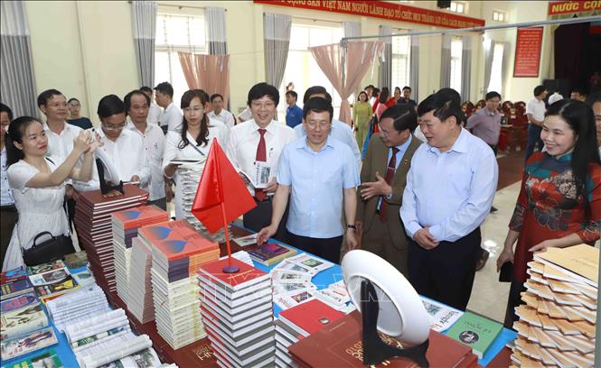 Trong ảnh: Các đại biểu tham quan tủ sách của xã Nghĩa Hưng (Vĩnh Tường, Vĩnh Phúc). Ảnh: Hoàng Hùng - TTXVN