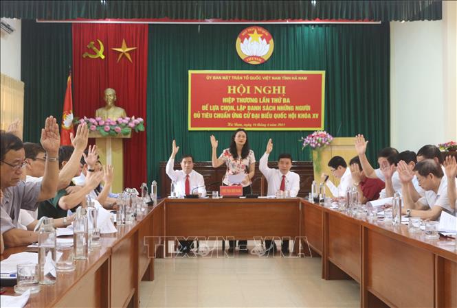 Trong ảnh: Các đại biểu biểu quyết thông qua danh sách người ứng cử đại biểu Quốc hội khóa XV. Ảnh: Thanh Tuấn-TTXVN