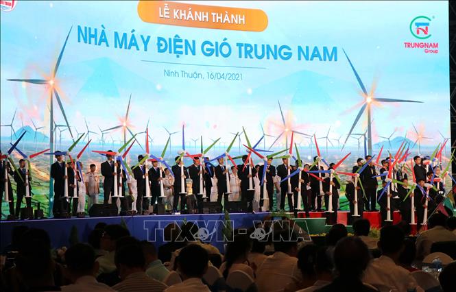 Quang cảnh lễ khánh thành nhà máy điện gió Trung Nam. Ảnh: Công Thử - TTXVN