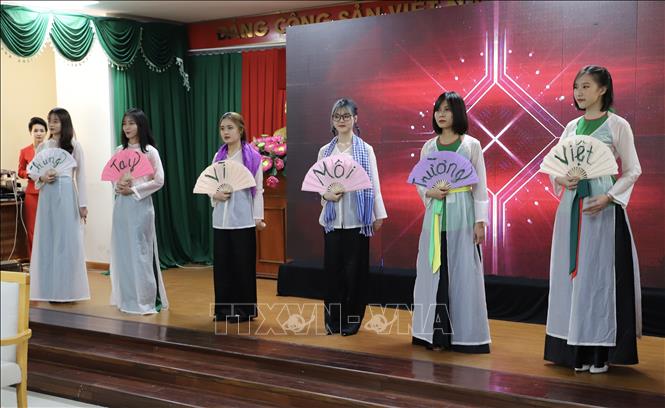 Trong ảnh: Tiết mục trình diễn áo dài làm từ chất liệu nhựa phân hủy sinh học tại hội thảo. Ảnh: Hồng Giang - TTXVN.