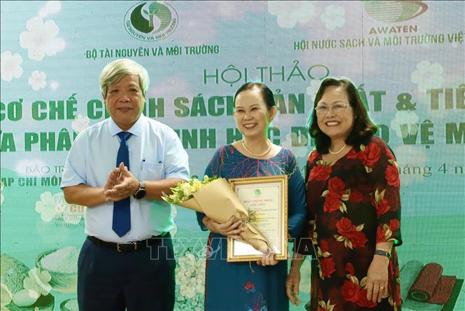 Trong ảnh: Bà Phan Thị Thúy Phượng, Giám đốc Công ty TNHH Sản xuất Thương mại Xuất nhập khẩu Bao bì thân thiện môi trường Phương Lan được kết nạp hội viên Hội Nước sạch và Môi trường Việt Nam vì những đóng góp trong việc giảm rác thải nhựa. Ảnh: Hồng Giang - TTXVN.