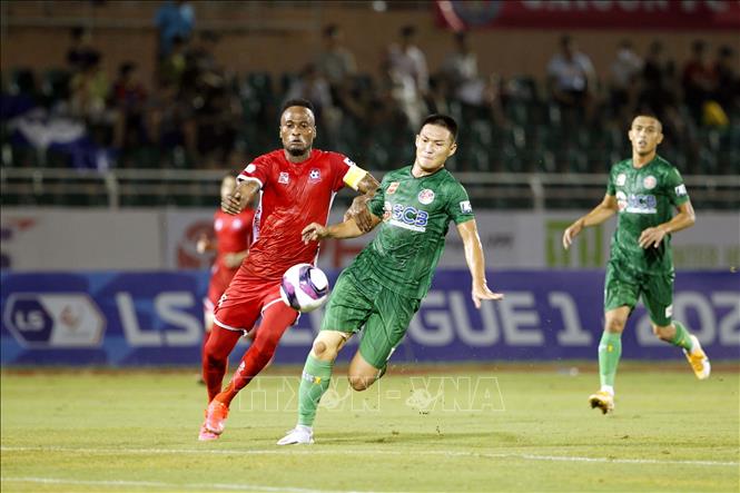 Trong ảnh: Pha tranh bóng giữa các cầu thủ đội Sài Gòn FC (áo xanh) và đội Hải Phòng FC (áo đỏ). Ảnh: Thanh Vũ-TTXVN
