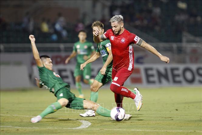Trong ảnh: Pha tranh bóng giữa các cầu thủ đội Sài Gòn FC (áo xanh) và đội Hải Phòng FC (áo đỏ). Ảnh: Thanh Vũ-TTXVN
