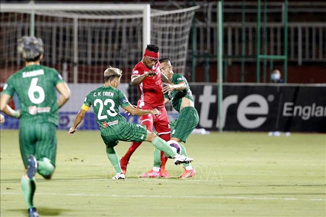Trong ảnh: Pha tranh bóng giữa các cầu thủ đội Sài Gòn FC (áo xanh) và đội Hải Phòng FC (áo đỏ). Ảnh: Thanh Vũ-TTXVN
