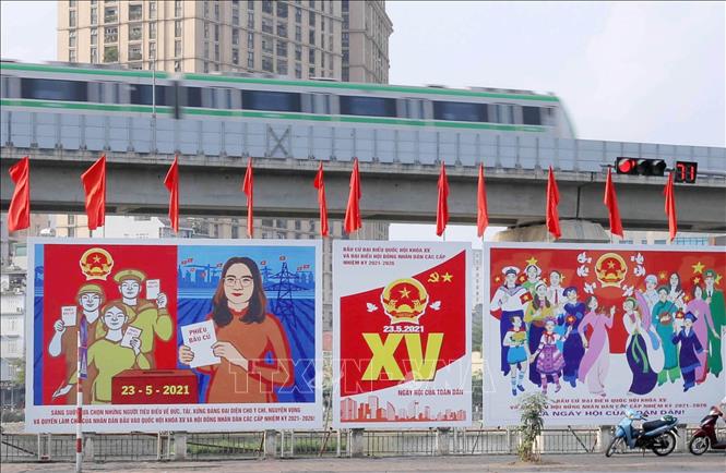 Trong ảnh: Cụm tranh tuyên truyền, cổ động bầu cử cỡ lớn được đặt trên phố Hoàng Cầu. Ảnh: Hoàng Hiếu - TTXVN