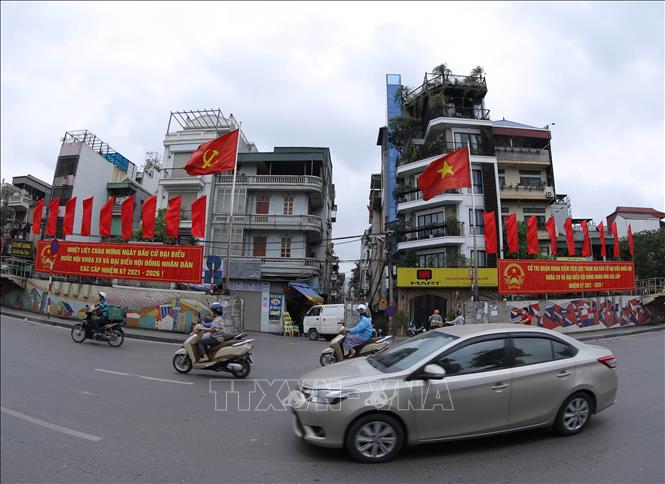 Trong ảnh: Cờ, khẩu hiệu tuyên truyền, cổ động bầu cử tại phường Phúc Tân, quận Hoàn Kiếm. Ảnh: Hoàng Hiếu - TTXVN