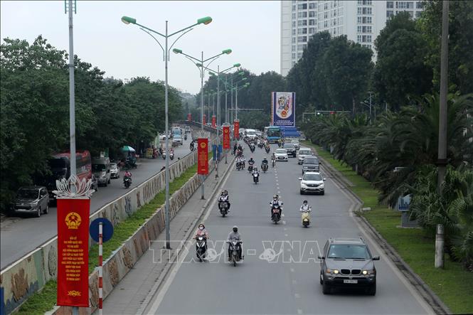 Trong ảnh: Pano, khẩu hiệu được đặt dọc tuyến đường Yên Phụ tuyên truyền, cổ động bầu cử. Ảnh: Hoàng Hiếu - TTXVN