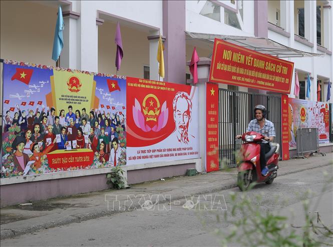Trong ảnh: Cụm tranh tuyên truyền, cổ động bầu cử được đặt tại Khu vực bỏ phiếu số 1, phường Quảng An, quận Tây Hồ. Ảnh: Hoàng Hiếu - TTXVN