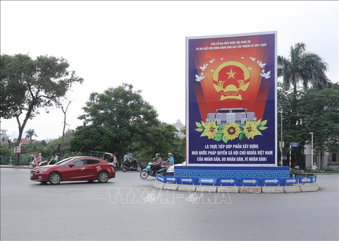 Trong ảnh: Cụm pano 3 mặt tuyên truyền, cổ động bầu cử trên phố Nghi Tàm. Ảnh: Hoàng Hiếu - TTXVN