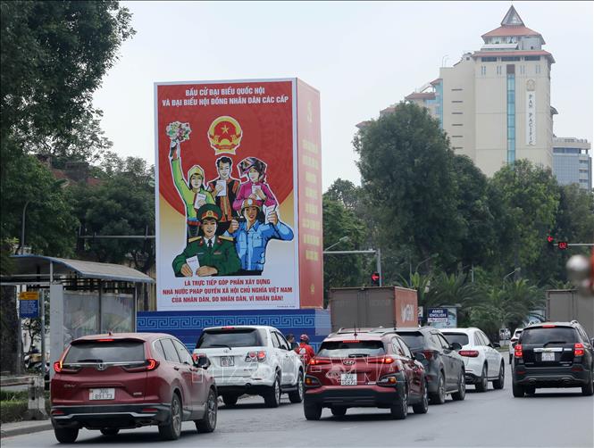 Trong ảnh: Pano cỡ lớn 4 mặt tuyên truyền, cổ động bầu cử trên phố Yên Phụ. Ảnh: Hoàng Hiếu - TTXVN