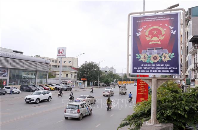 Trong ảnh: Pano tuyên truyền, cổ động bầu cử trên phố Nghi Tàm. Ảnh: Hoàng Hiếu - TTXVN