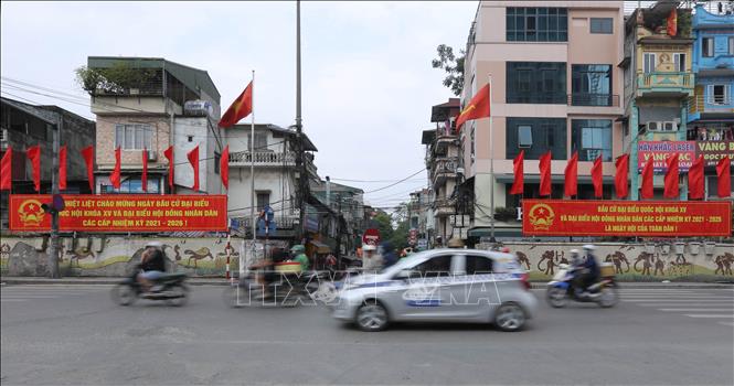 Trong ảnh: Cờ, khẩu hiệu tuyên truyền, cổ động bầu cử tại cửa khẩu Hàm Tử Quan, quận Hoàn Kiếm. Ảnh: Hoàng Hiếu - TTXVN