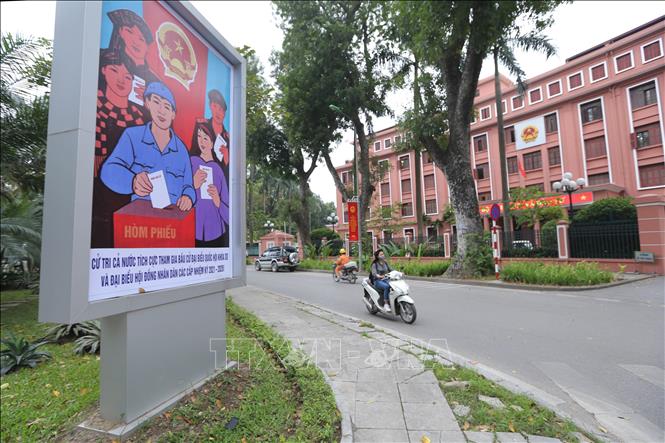 Trong ảnh: Pano tuyên truyền, cổ động bầu cử đặt phía trước Bộ Kế hoạch và Đầu tư. Ảnh: Hoàng Hiếu - TTXVN