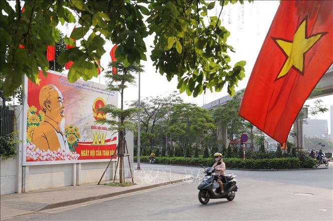 Trong ảnh: Tranh tuyên truyền, cổ động bầu cử trên phố Hoàng Cầu. Ảnh: Hoàng Hiếu - TTXVN